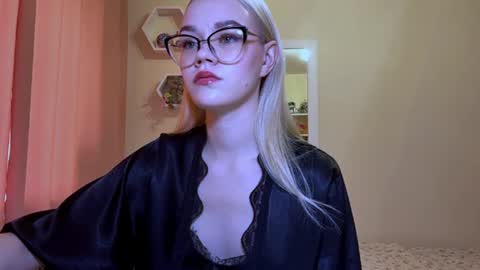 Snapshot of synnecure chatting on 06-19-26, 01:04 Mia online show from 06-19-26, 01:04