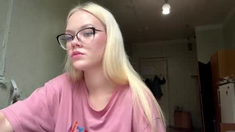 Snapshot of synnecure chatting on 07-17-26, 11:06 Mia online show from 07-17-26, 11:06