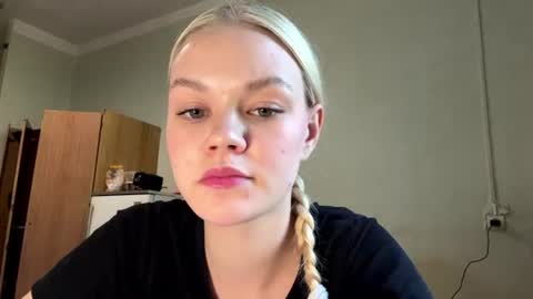 Snapshot of synnecure chatting on 07-20-26, 01:13 Mia online show from 07-20-26, 01:13
