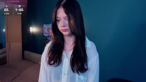 Snapshot of synnovebelch chatting on 09-28-25, 04:18 Emily online show from 09-28-25, 04:18