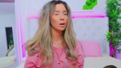 Arianna online show from 12-12-24, 01:28