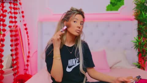 Arianna online show from 02-06-25, 01:54