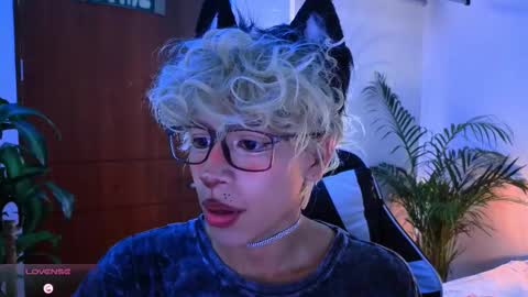 Snapshot of taichi_bluy chatting on 10-17-25, 01:57 taichi online show from 10-17-25, 01:57