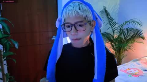 Snapshot of taichi_bluy chatting on 10-19-25, 02:34 taichi online show from 10-19-25, 02:34