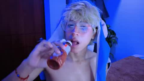 Snapshot of taichi_bluy chatting on 11-13-25, 10:52 taichi online show from 11-13-25, 10:52