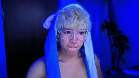 Snapshot of taichi_bluy chatting on 11-18-25, 07:13 taichi online show from 11-18-25, 07:13