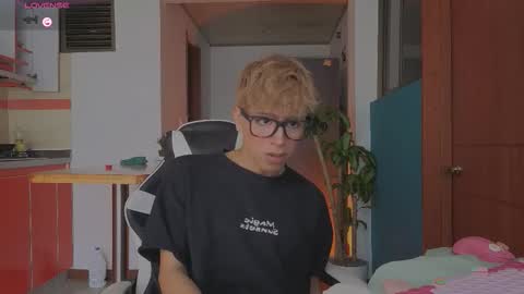 Snapshot of taichi_bluy chatting on 02-19-26, 05:20 taichi online show from 02-19-26, 05:20