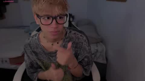 Snapshot of taichi_bluy chatting on 03-04-26, 05:41 taichi online show from 03-04-26, 05:41