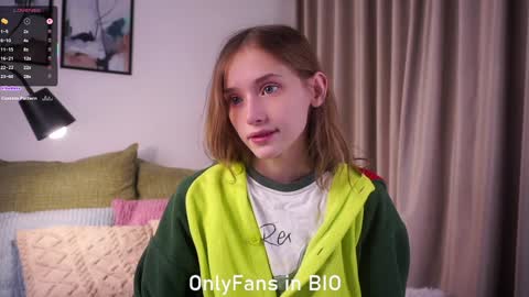 Snapshot of taitehambelton chatting on 12-03-25, 01:35 Mia online show from 12-03-25, 01:35