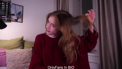 Snapshot of taitehambelton chatting on 12-05-25, 01:14 Mia online show from 12-05-25, 01:14