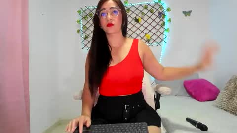 Snapshot of tamidesire chatting on 10-12-25, 12:15 TamiDesire online show from 10-12-25, 12:15