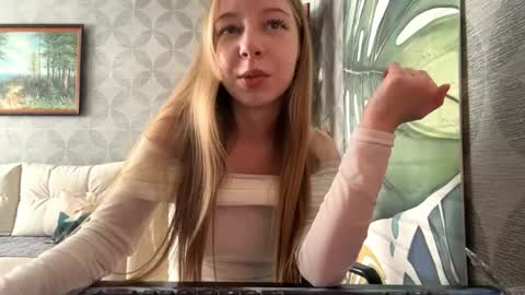 Snapshot of tammiglembocki chatting on 04-24-26, 11:23 Jenny online show from 04-24-26, 11:23