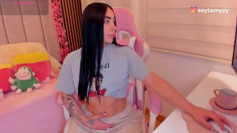 Snapshot of tammy_w chatting on 12-22-25, 08:17 Tammy online show from 12-22-25, 08:17