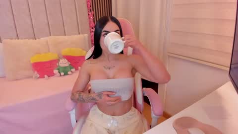 Snapshot of tammy_w chatting on 05-19-26, 06:25 Tammy online show from 05-19-26, 06:25