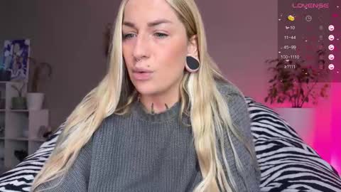 Snapshot of tanya_acid chatting on 12-03-25, 03:32 Tanya acid online show from 12-03-25, 03:32