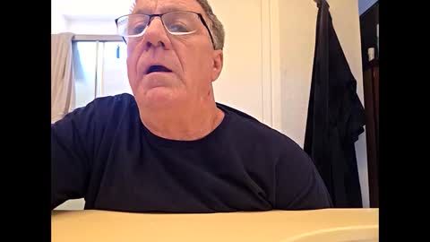 Snapshot of tapper1211 chatting on 06-10-26, 10:30 tapper1211 online show from 06-10-26, 10:30