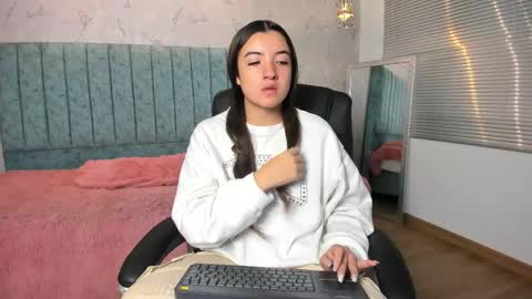 Snapshot of tara_parker chatting on 02-13-26, 01:18 Tara online show from 02-13-26, 01:18