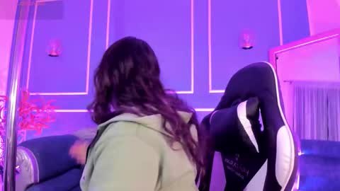 Snapshot of tarataylorr chatting on 11-23-25, 02:22 Tara online show from 11-23-25, 02:22