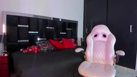 Snapshot of tashasant chatting on 11-10-25, 08:30 tashasant online show from 11-10-25, 08:30