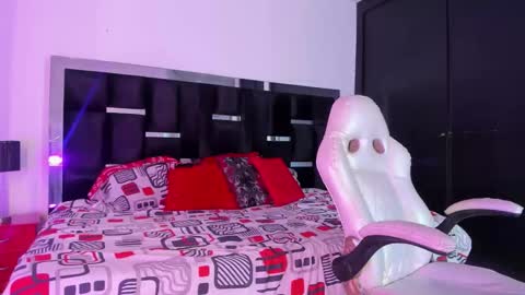 Snapshot of tashasant chatting on 11-25-25, 08:20 tashasant online show from 11-25-25, 08:20