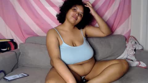 Snapshot of tasteekitty chatting on 01-16-25, 06:03 Tastee Kitty online show from 01-16-25, 06:03