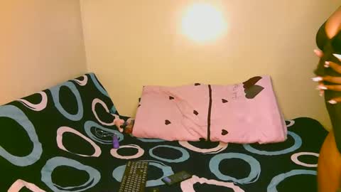 Snapshot of tastie_t chatting on 10-28-25, 02:42 tastie_t online show from 10-28-25, 02:42