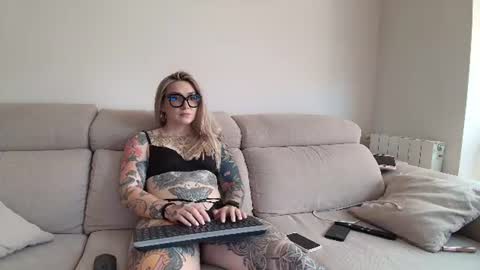Snapshot of tattoobbgirl chatting on 06-23-26, 05:11 tattoobbgirl online show from 06-23-26, 05:11