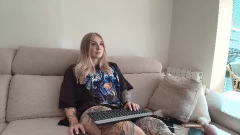 Snapshot of tattoobbgirl chatting on 07-11-26, 03:37 tattoobbgirl online show from 07-11-26, 03:37