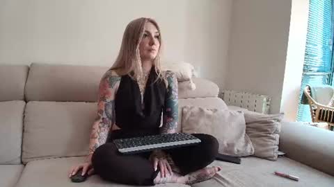 Snapshot of tattoobbgirl chatting on 07-18-26, 02:32 tattoobbgirl online show from 07-18-26, 02:32