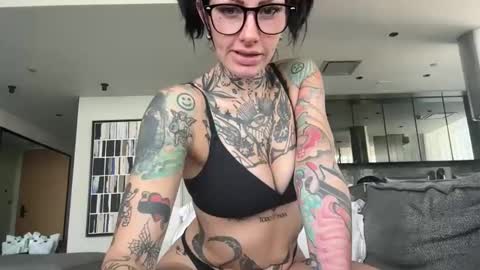 Snapshot of tattooedlucy_ chatting on 12-15-25, 07:01 tattooedlucy_ online show from 12-15-25, 07:01
