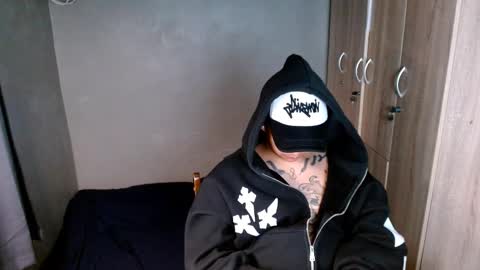 Snapshot of tattooguy1209 chatting on 11-12-25, 05:19 zareen online show from 11-12-25, 05:19