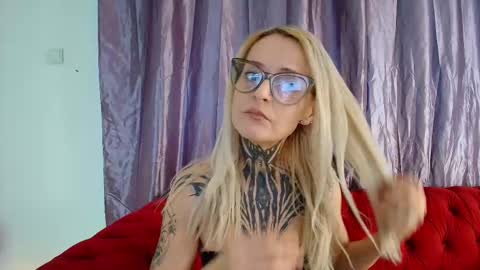 Snapshot of tattootemptress chatting on 11-25-25, 05:40 tattootemptress online show from 11-25-25, 05:40