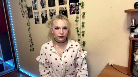 Snapshot of tawnyakriss chatting on 03-15-26, 06:36 Lily online show from 03-15-26, 06:36