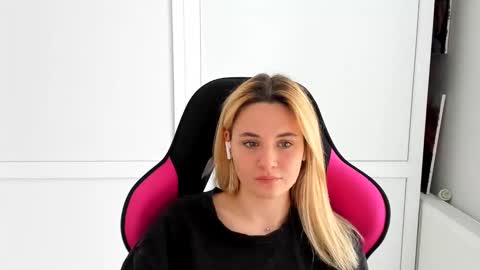 Snapshot of tayla_shy chatting on 06-06-26, 12:54 Tay online show from 06-06-26, 12:54