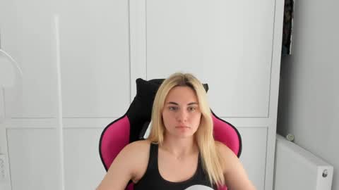 Snapshot of tayla_shy chatting on 07-06-26, 04:42 Tay online show from 07-06-26, 04:42