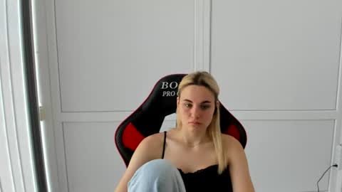 Snapshot of tayla_shy chatting on 07-10-26, 07:01 Tay online show from 07-10-26, 07:01