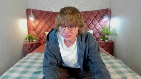 Tayler online show from 04-18-26, 05:44