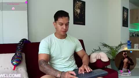 Snapshot of taylor_johnn chatting on 09-26-25, 04:44 Penagos zz online show from 09-26-25, 04:44