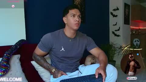 Snapshot of taylor_johnn chatting on 10-31-25, 02:40 Penagos zz online show from 10-31-25, 02:40