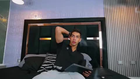 Snapshot of taylorsmiths_ chatting on 11-23-25, 03:17 taylorsmiths_ online show from 11-23-25, 03:17