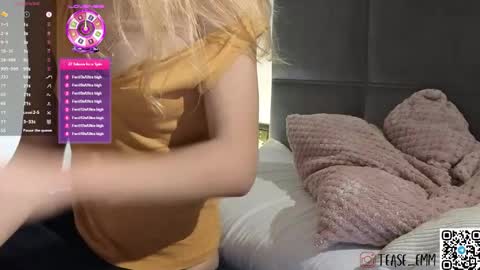 Snapshot of tease_me__ chatting on 10-18-25, 07:58 Em online show from 10-18-25, 07:58