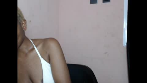Snapshot of teasexkitty chatting on 06-11-26, 12:32 teasexkitty online show from 06-11-26, 12:32