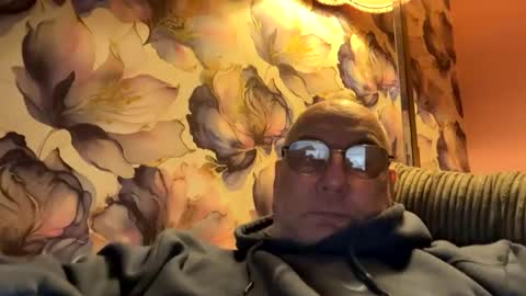 Snapshot of tebb61 chatting on 10-16-25, 07:15 Mark online show from 10-16-25, 07:15