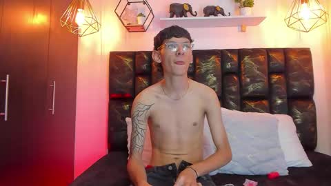 Snapshot of teddy_smith_ chatting on 12-16-25, 11:15 Smith online show from 12-16-25, 11:15