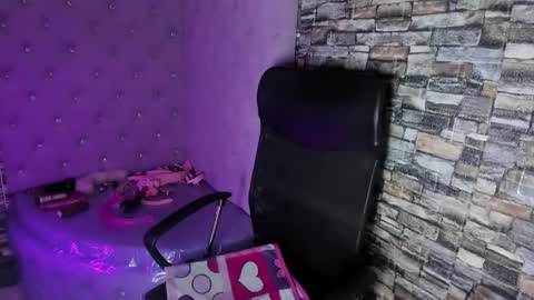 Snapshot of teeennaugthy18 chatting on 02-08-25, 03:19 Tayloor online show from 02-08-25, 03:19