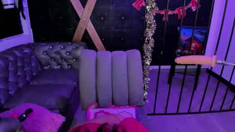 Snapshot of teeennaugthy18 chatting on 12-16-25, 03:22 Tayloor online show from 12-16-25, 03:22