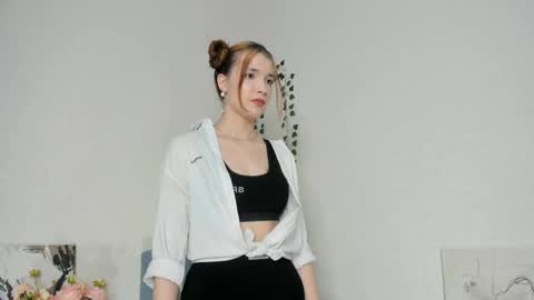 Caroline online show from 05-06-26, 04:23