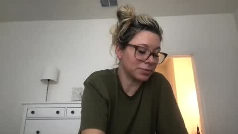 Snapshot of texas_blonde chatting on 11-01-25, 06:43 Daphne Summers online show from 11-01-25, 06:43