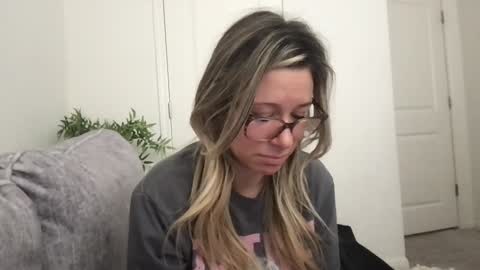 Snapshot of texas_blonde chatting on 11-11-25, 03:34 Daphne Summers online show from 11-11-25, 03:34