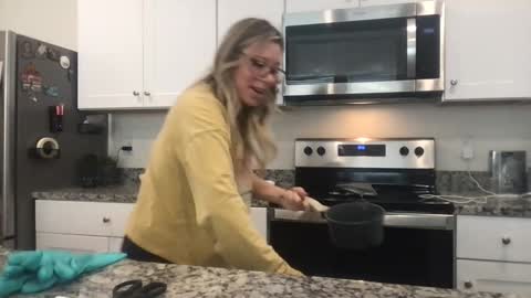 Snapshot of texas_blonde chatting on 11-12-25, 03:45 Daphne Summers online show from 11-12-25, 03:45